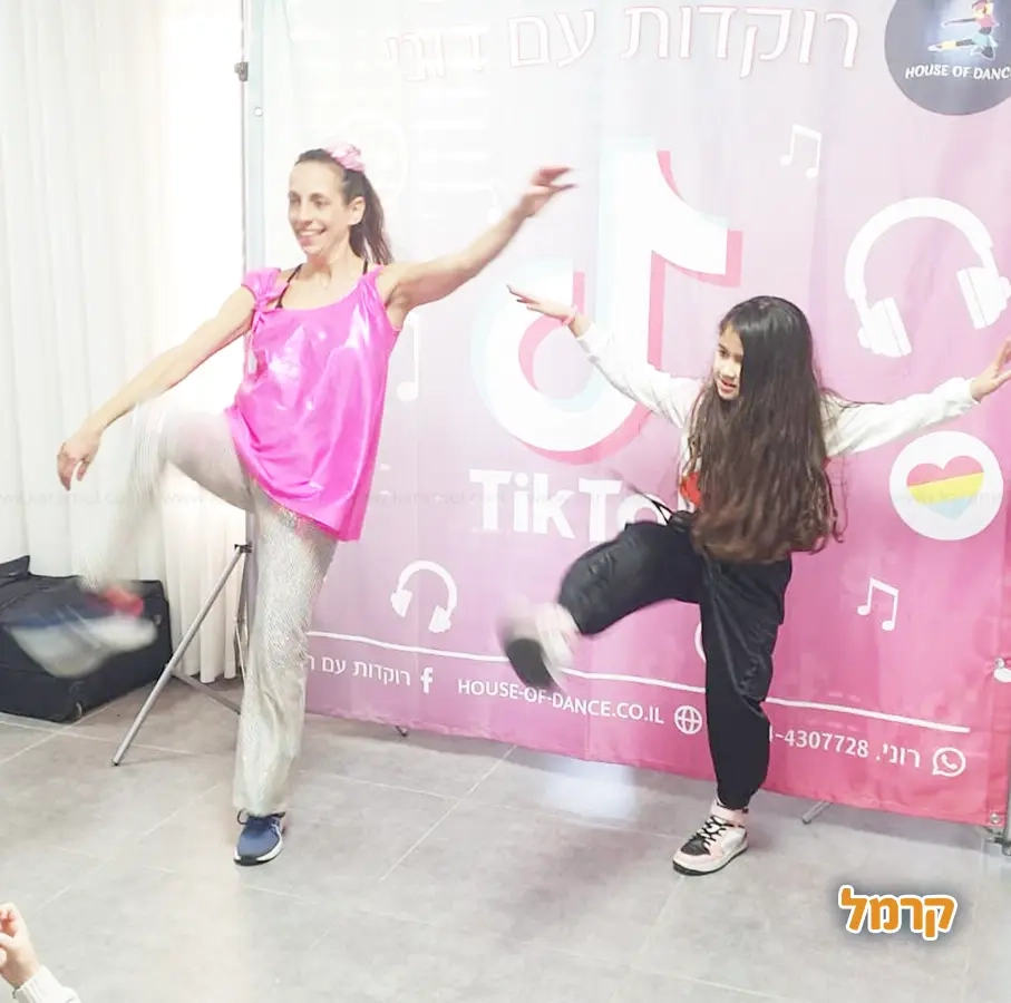 רוקדות עם רוני - 073-7025425
