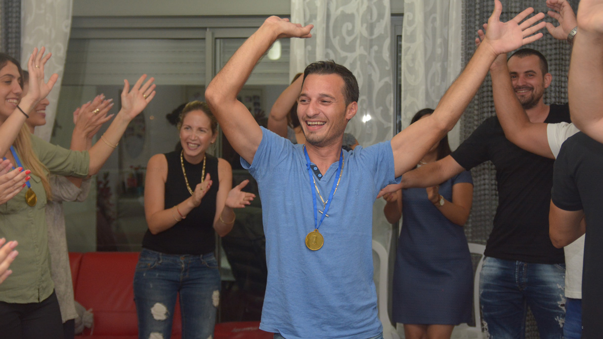 להיקרע מצחוק עם עדי רוזן - 073-7585032